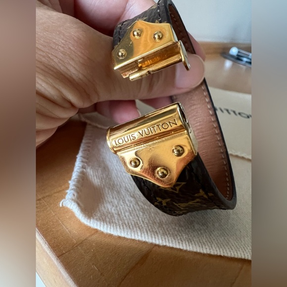 Louis Vuitton - Picture 9 of 11